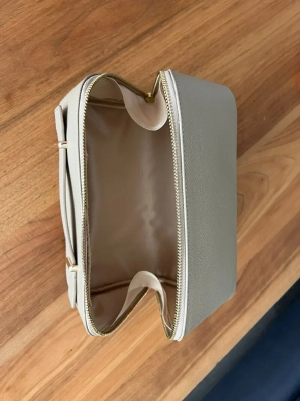 QUINN MAKEUP BAG LIKE NEW